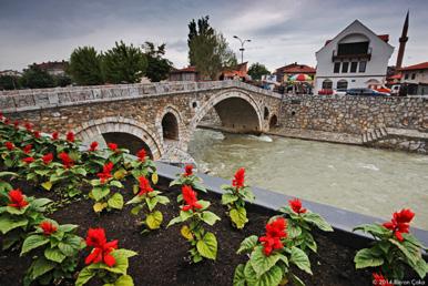 Prizren kenti Şar Dağları nın eteklerine kurulmuştur ve üç taraftan dağlarla çevrilidir.