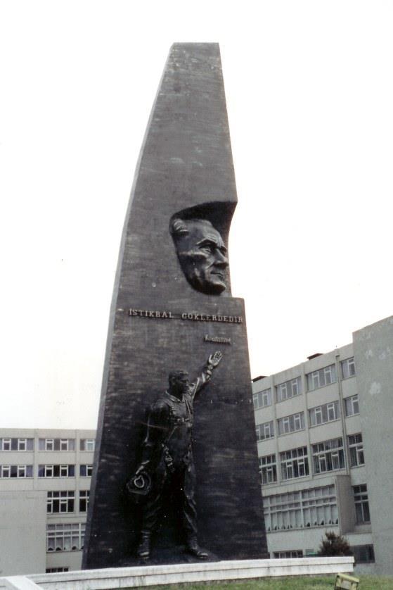 129 Görsel 42 Eser: Atatürk ve Uçucu Gençlik (Havacılık Anıtı) Sanatçı: