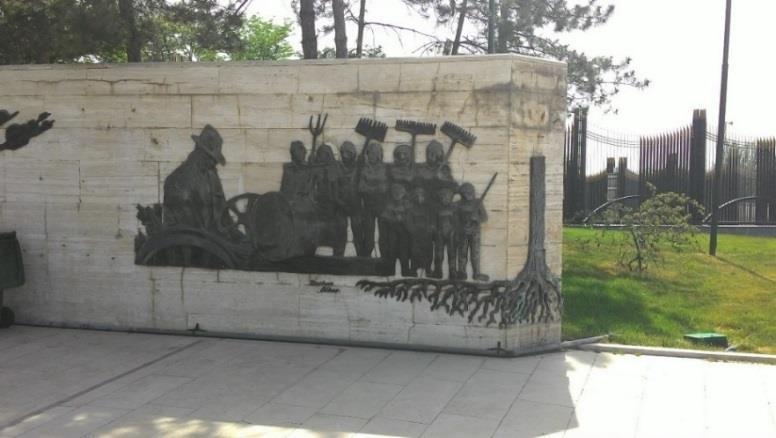 Eser: Tarımcı Atatürk, rölyef Sanatçı: Burhan Alkar Tarih: 1981 Yer:
