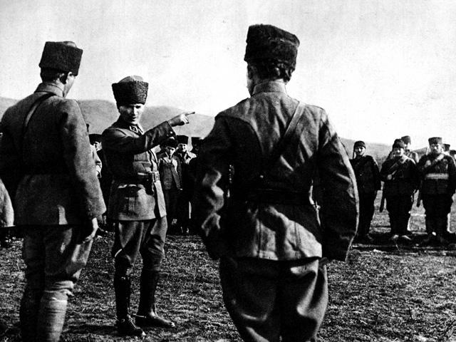 1 Eylül 1922 Mustafa Kemal Paşa'nın Başkomutanlık emri: "Ordular! İlk hedefiniz Akdenizdir, ileri!" 2 Eylül 1922 Yunan askeri birlikleri komutanı General Trikopis ile Digenis esir alındı.