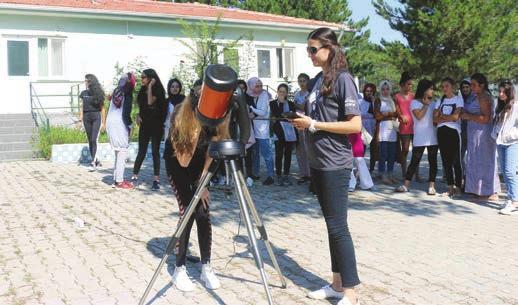 Kız öğrenciler kampta gece ve gündüz teleskopla gözlem yapma fırsatı buldular.