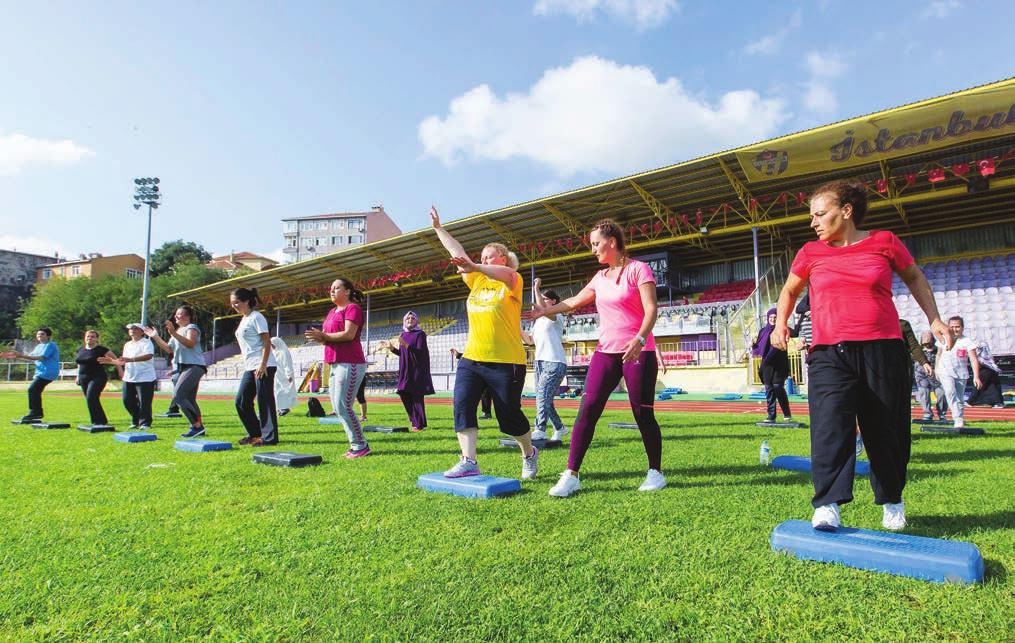 Kış şartları nedeniyle Ey p Anadolu Lisesi Kapalı Spor Salonu'na alı nan ve o g nden bu yana aralı ksı z devam eden spor eğitimlerinin 750 aktif yesi var.