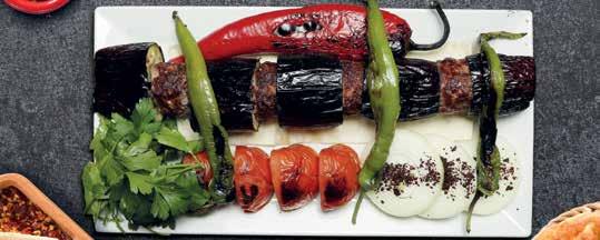 KUZU ÇÖP ŞİŞ Kuzu Eti, közlenmiş domates, yeşil biber, yeşillik ve bulgur pilavı ile servis edilir.