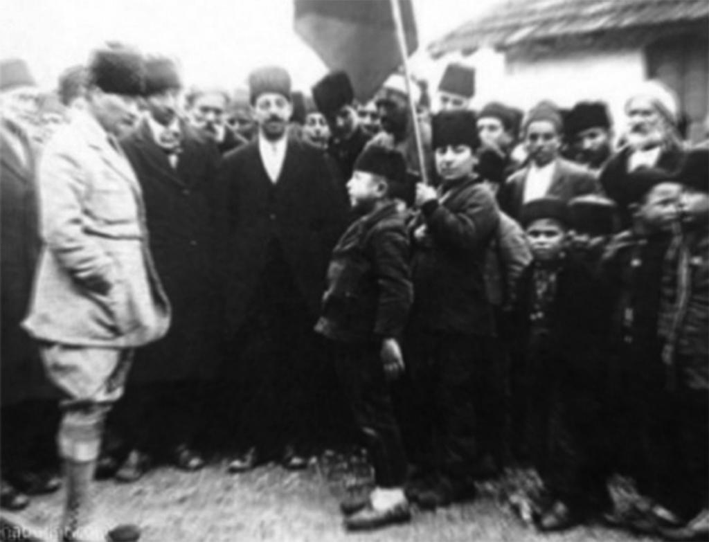 M ustafa Kemal in bir köyü ziyareti sırasında çekilmiş bir fotoğrafı vardır ya; ayağında çizme başında kalpak, golf pantolon, üç düğmeli spor ceketi ve karşısında da hazır ola geçmiş bir küçük bir