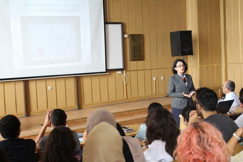 Güniz Küçükgüzel tar fından fakültemiz hakkında genel bilgiler verilmesinin ardından Marmara Üniversitesi Kariyer Merkezi Koordinatörü Prof.Dr.