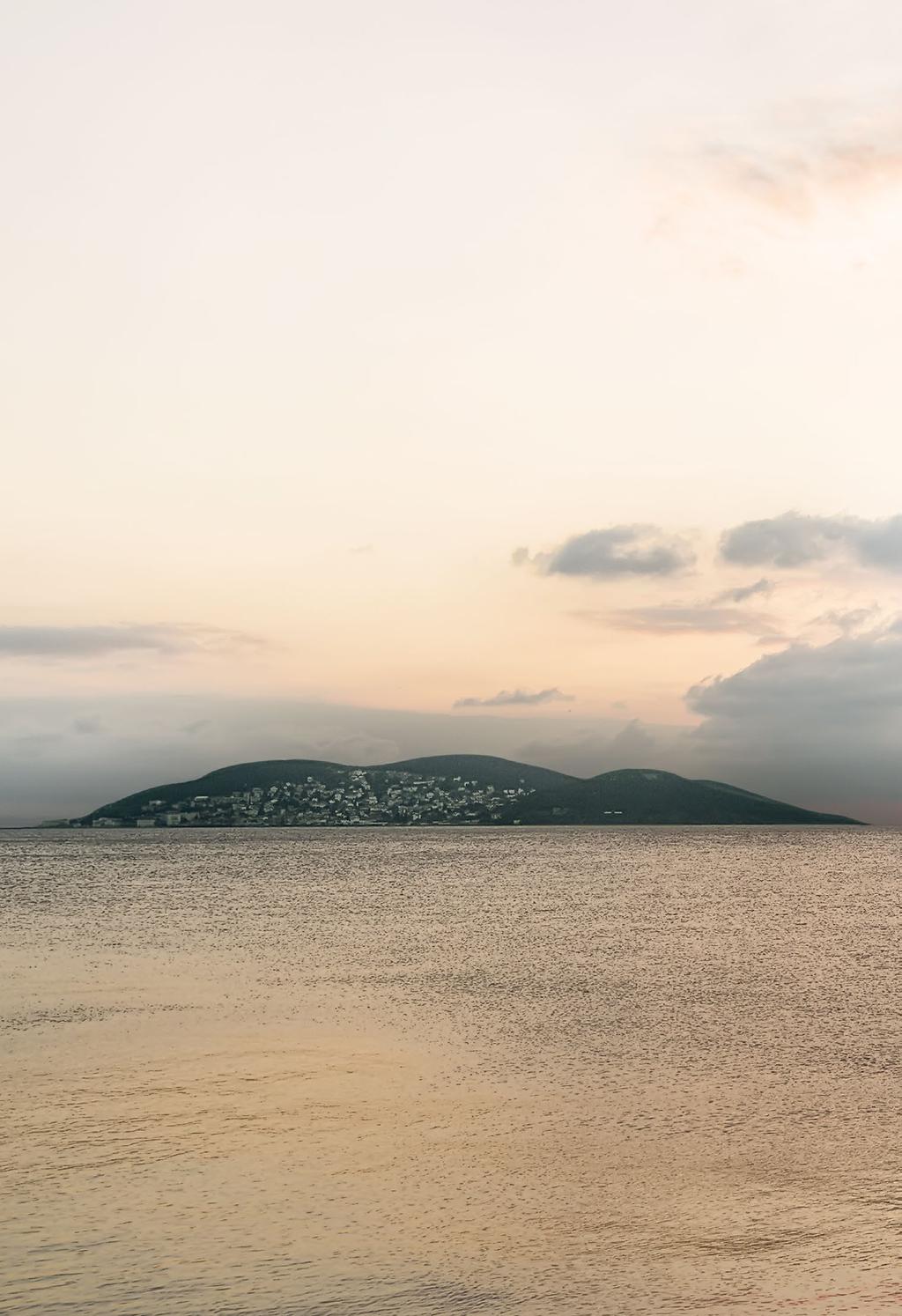 Adalar manzarası karşıda, hem