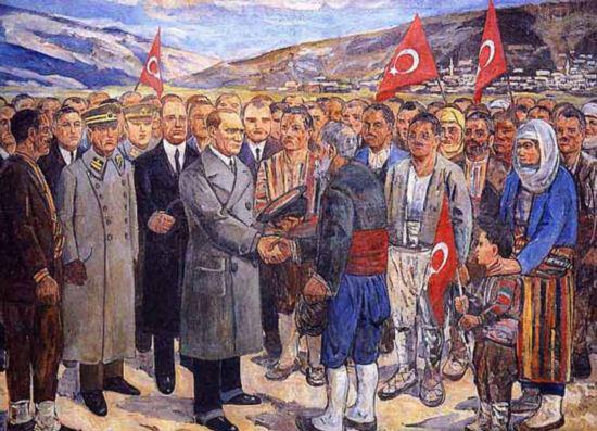 Resimde genç, yaşlı kadın, erkek köylüler askeri ve sivil bir kalabalıkla gelen Atatürk ü uzakta görülen köylerinin önünde bayraklarla karşılamaktadırlar.