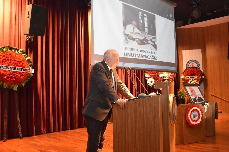 Hocamız Sizinle çalışarak temeline harç koyduğumuz Ufuk Üniversitesi nin vefakâr mensuplarıyla birlikte huzurunuzda saygıyla eğiliyoruz.