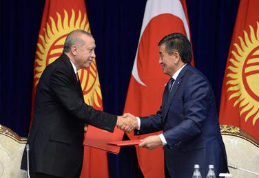 TÜRKİYE DE ÇALIŞAN KIRGIZİSTAN VATANDAŞLARININ SİGORTA PRİMLERİ KIRGIZİSTAN A TRANSFER EDİLECEK Kırgız Cumhuriyeti Meclisi Cogorku Keneş milletvekilleri, Kırgızistan ile Türkiye arasında imzalanan ve