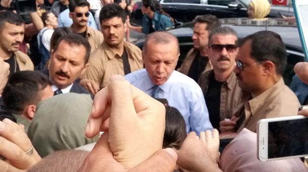 Seçim sonuçlarını takip etmek için Huber Köşkü'ne giden Erdoğan aracına binmeden evinin önüne gelen seçmenleriyle tokalaştı.