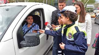 16 Haber Çocuk polisler kurallara Alp Aykut Çıngır Ankara Büyükşehir Belediyesi Çocuk Meclisi üyeleri, Trafik ve Eğitim Haftası nda Kızılay da polis amcalarıyla denetim yaptı, kurallara uymayan