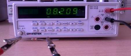 DC gerilimde voltmetrenin uçları ters bağlanırsa, ölçülen değer eksi işaretli olur. AC gerilimde bağlanma yönü önemli değildir.