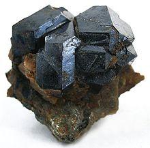Enerji i, Uranyum Yerkabuğunda yüzlerce uranyum minerali vardır; ancak bunların büyük çoğunluğu ekonomik boyutta uranyum içermezler.