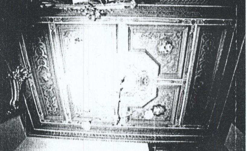 105 2 Nolu Mekan; Duvarlarda süsleme yer almamakta olup tavanda geometrik çerçeveler ve sekizgen bir göbek bulunmaktad r.