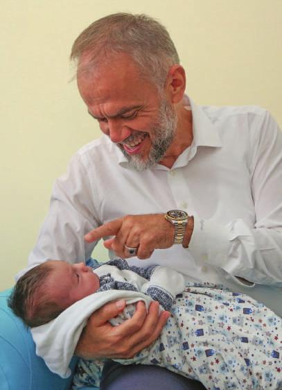 Çekmeköy Belediye Başkanı Ahmet Poyraz Çekmeköy ailesine yeni katılan bebeklere hoş geldiniz demek için Çolak, Duvarcı, Demir, Turçin ve Kök ailelerini ziyaret edip yeni doğan bebekleri