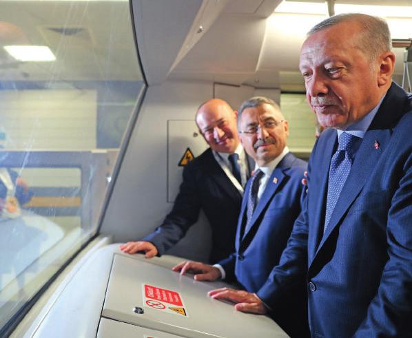 Bu hattın günlük yolcu kapasitesi 700 bini buluyor Ümraniye-Çekmeköy metro açılışında konuşan Cumhurbaşkanı Recep Tayyip Erdoğan, Ümraniye - Çekmeköy metrosunu hizmete alıyoruz.
