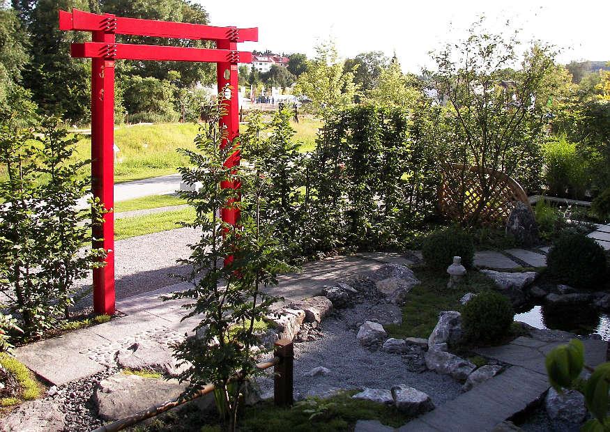 Japon bahçelerinde giriş ve çitlerinde ayrı bi önemi vardır.