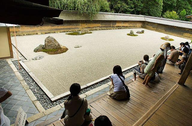 Ryoan-ji Tapınak bahçesi ise sansui stilinde yapılmıştır.