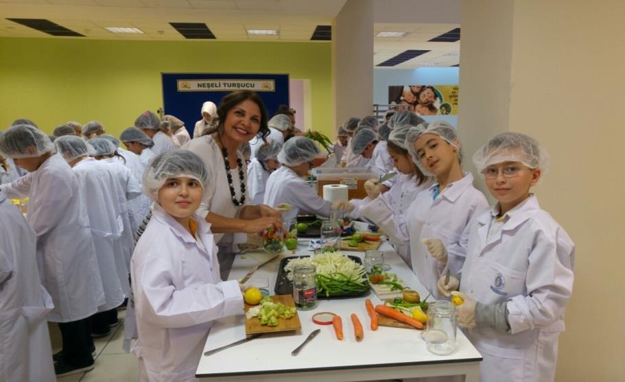 Okul Meclis Başkanlığı Seçimi için yarışan tüm sınıf temsilcilerini dinledik ve yapılan propogandaların sonunda oylarımızı kullandık.