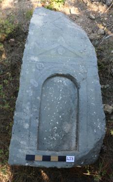 Khrysa nın Mezarı Kireçtaşından bir mezar steli. Üst kısmında 9 satır yazıt bulunmaktadır.