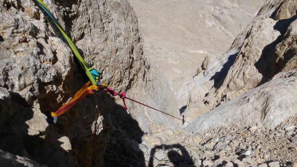 Burada yaklaşık 60 derecelik toprak, çarşak ve döküntüden oluşan inişler yapmak gerekiyor ve kayma riski çok fazla, çok dikkatli inmek gerekiyor.