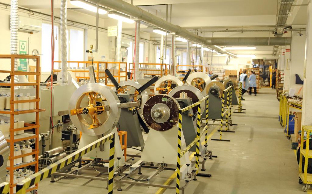 KURUMSAL ELEKTRA HAKKINDA 1982 yılında transformatör üretimi amacıyla kurulan Elektra Elektronik günümüze kadar transformatör, reaktör, enerji kalitesi gibi çözümlerle Türkiye de ve dünyada kalite