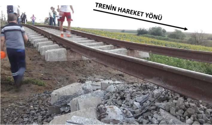 Menfezin üzerinde raylara bağlı halde bulunan beton traverslerin bir kısmı trenin geçişi sırasında zarar görmemiştir.