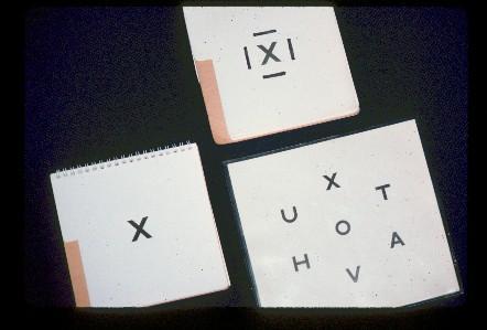 Bu yaş grubu çocuklarda kullanılabilecek diğer bir test, HOTV testi olarak bilinir. Bu test benzer harfler içerir. Çocuğunuz 4 harfi içeren bir kartı alır: HAAPOS, O,T ve V.