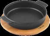 LV ECO GV 17 K4 w: 20 cm l: 21,5 cm h: 5,5 cm 0,64 lt 1-2 1,39 kg Description: Hot pot, Round, w/ wooden platter. Diameter (Ø)17 cm.