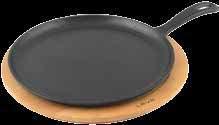 LV ECO Y KRP 20 K4 w: 24,6 cm l: 33,5 cm h: 4,5 cm 0,20 lt 1 1,58 kg Description: Pizza / Krep / Pancake Pan with metal handles and wooden platter, Round. Diameter (Ø)20 cm.