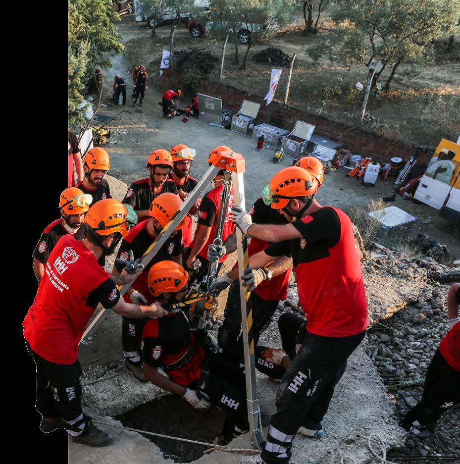 İlk yardım, su altı, yangın ve deprem arama kurtarma eğitimlerini almış farklı