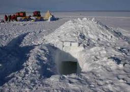 Yığma kar mağarası Yere çantaları yığmadan, yalnızca kar yığarak da bu şekilde bir barınak oluşturabilirsiniz.