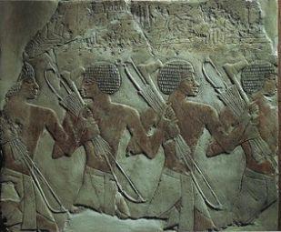 Şekil-16: Av sahneleri, Habu tapınağı Şekil-18: Av sahnelerinin bir parçası, Habu tapınağı. 4-Antik Mısırda Okçuluk Etkinlikleri: Okçuluk Mısır'da popüler bir eğlence tarzı olan başka bir spordu.