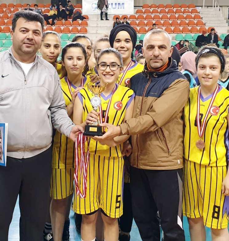 Rýfat KARA Türkiye Erkekler 1.Voleybol Ligi B grubunda mücadele eden Sungurlu Belediyespor, Ziraat Bankasý'ný deplasmanda 3-2 maðlup ederek üst üste 2.galibiyetine imza attý.