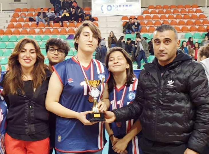 aday adayý Fatih Baþak ve Ankara'da ikamet eden Çorumlu voleybol severler yalnýz býrakmadý. Mücadeleye hýzlý baþlayan Sungurlu Belediyespor, ilk seti iyi bir oyunla 25-18 kazanmasýný baþardý.