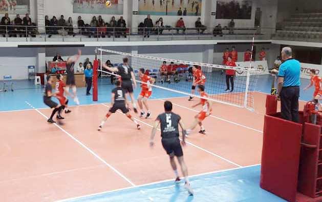 Üçüncü ve dördüncü sette rakibin rakibin smaçlarýný durdurmakta zorlanan Sungurlu Belediyespor üçüncü seti 25-17, dördüncü seti de 25-22 kaybederek maçta durum 2-2 oldu.