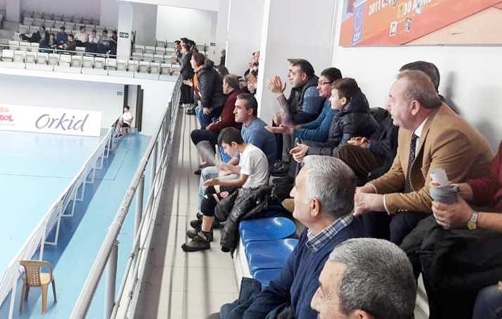 Bu sonucun ardýndan konuk ekip Sungurlu Belediyespor puanýný 10'a, Ziraat Bankasý ise aldýðý 1 puanla 14 puana yükseldi. 3-2 Ankara Beþtepe Spor Salonu nda oynanan karþýlaþmadan bir enstantane.