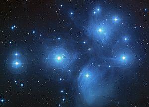 Pleiades neden mavi gözükür? Gelen mavi ışığın büyük bir kısmı asıl yolundan saçılarak bulutu tamamen farklı bir doğrultuda terkeder.