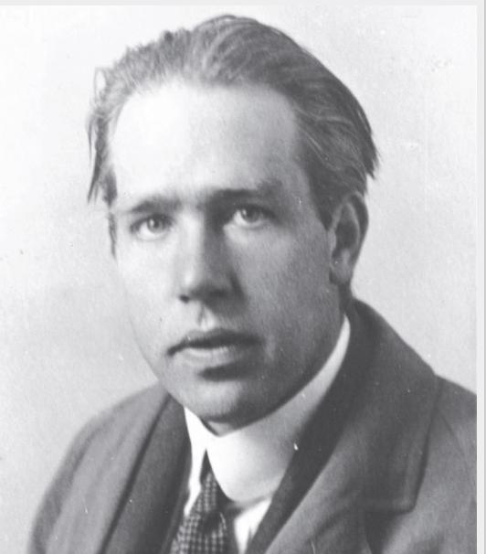 BOHR DanimarkalI bilim insanı Niels Bohr (Nils Bor) (1885-1962) un ortaya attığı model Rutherford modeline benzetilebilir.