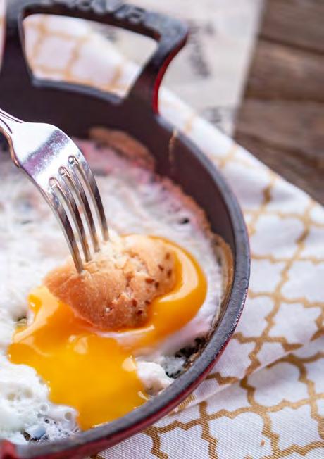 sigara böreği, çırpılmış yumurta, ızgara domates, kahvaltı