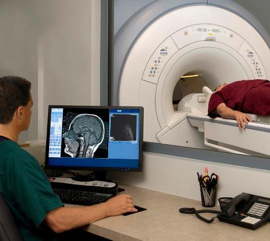 Kabinetlerde magnette bulunan helyum pompasının kontrol kartları, MRI cihazına güç sağlayan kaynaklar ve onların kontrol kartları, RF kartları ve beslemeleri bulunur. Şekil 8.12: MRI cihazı.