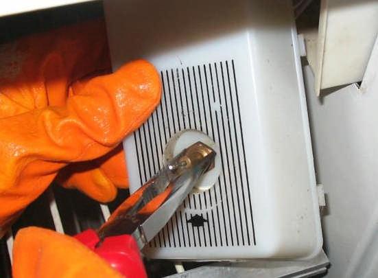 3.5. Termostat Montajı Termostat genellikle kapı butonu ve lamba ile birlikte bir bölme içinde yer alır. Bölme kapağı vidalı ya da geçmeli olabilir.
