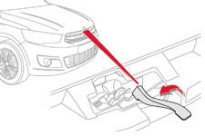 Kontroller Motor kaputu Açma F Ön panelin alt kısmında bulunan iç kumandayı kendinize doğru çekiniz. F Dış kumandayı sola doğru itiniz ve kaputu kaldırınız.