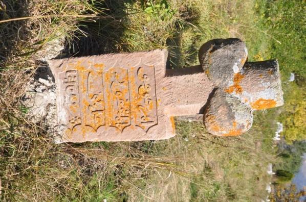 252 Ali Murat Aktemur Binbaşı Emin Bey (Cilvana) Köyü mezarlığı da yörenin form, motif çeşitliliği ve zenginliği, ikonografi açısından dikkat çeken mezar taşı örneklerinin