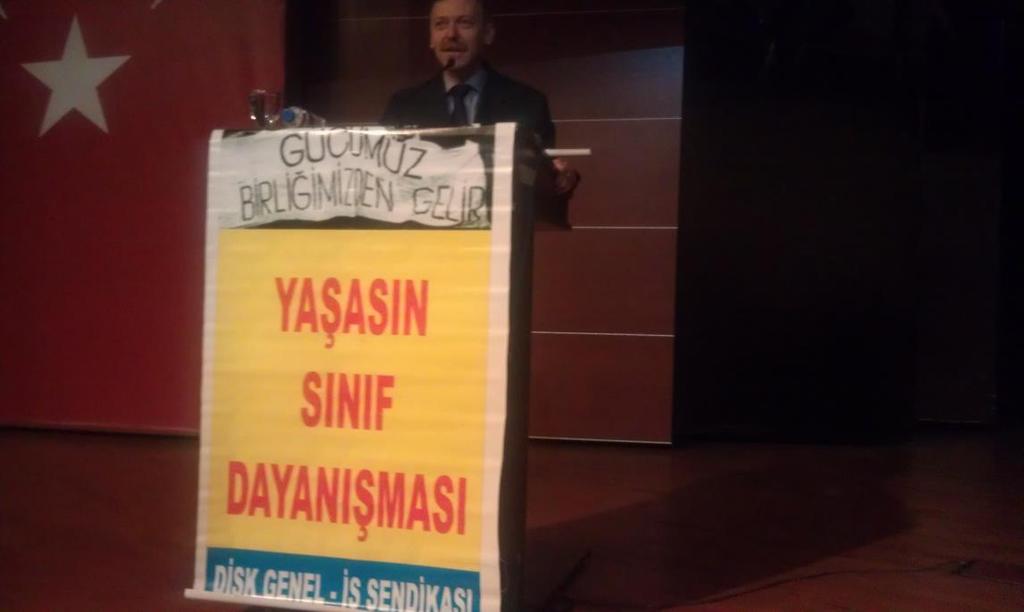 Duruşmayı protesto eden kitleye hitaben bir konuşma yaptı.