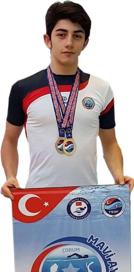 SAYFA 12 20 ARALIK 2018 Demir den altýn madalya Çorumlu sporcu Kaan Demir birincilik kürsüsünde görülüyor. Kaan Demir (Çorum Mavi Ay Spor Kulübü) Antrenör Sedat Mesci ve sporcular birlikte görülüyor.