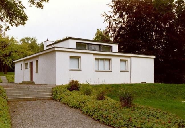 Bauhaus sergisi için tasarlanan Haus am Horn Evi de aynı ilkelerle düşünülmüş ve mutfak gereçleri bile usta hocalar tarafından üretilmiştir.