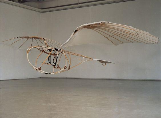 Uçabilen bir böceği yakalayarak kutuya koymuştur ve onun uçarken kanatlarının hareketlerini ve biçimini incelemiştir. Teknoloji ile sanatı birleştirdiği bu eserini 1932 de sergilemiştir.