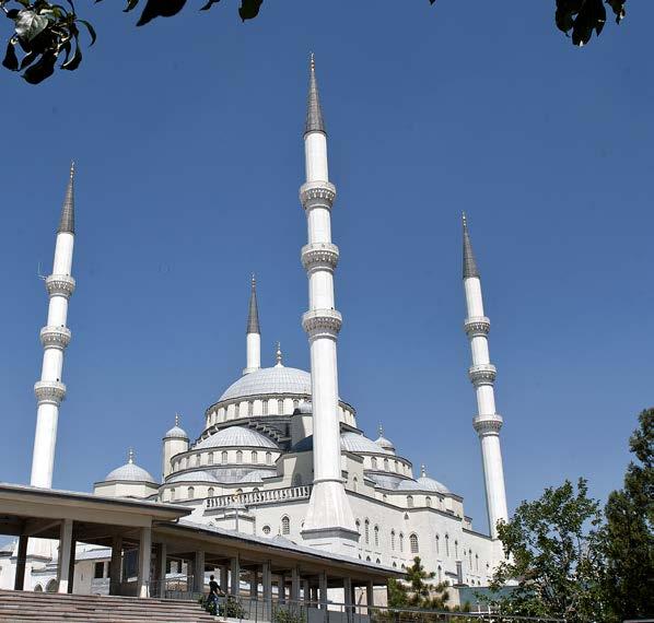 Kocatepe Camii Kocatepe semtinde, 1967 yılında yapımına başlanan cami, dört minaresi ile Selimiye Camisini, merkezi kubbe ve yarım kubbeleri ile de Sultan Ahmet Camisini andırır.