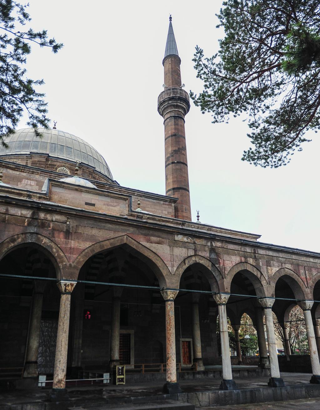 K urşunlu Camii Kayseri deki Mimar Sinan ya da diğer deyişle Kayseri deki Osmanlıdır. Osmanlı Devletinin en büyük mimarı olan Sinan ın memleketine yaptığı ender eserlerden biridir.
